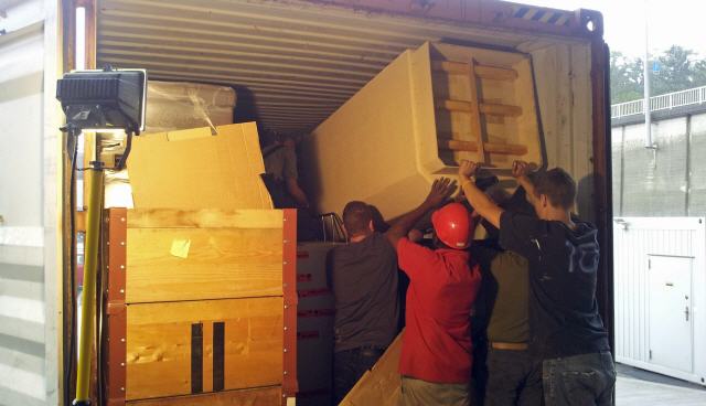 Ein 40' Container wird in Schaffhausen beladen