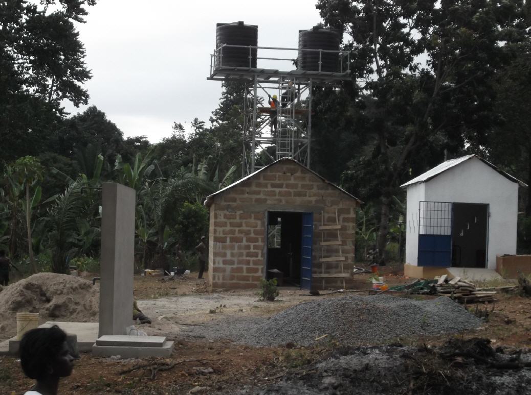 Die Materialhütte sowie das Häuschen mit dem