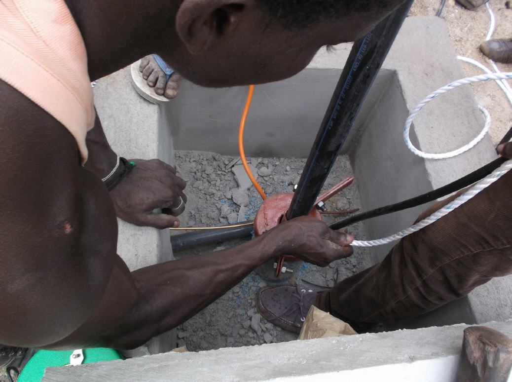 Die Wasserentnahme für die beiden Wassertanks auf