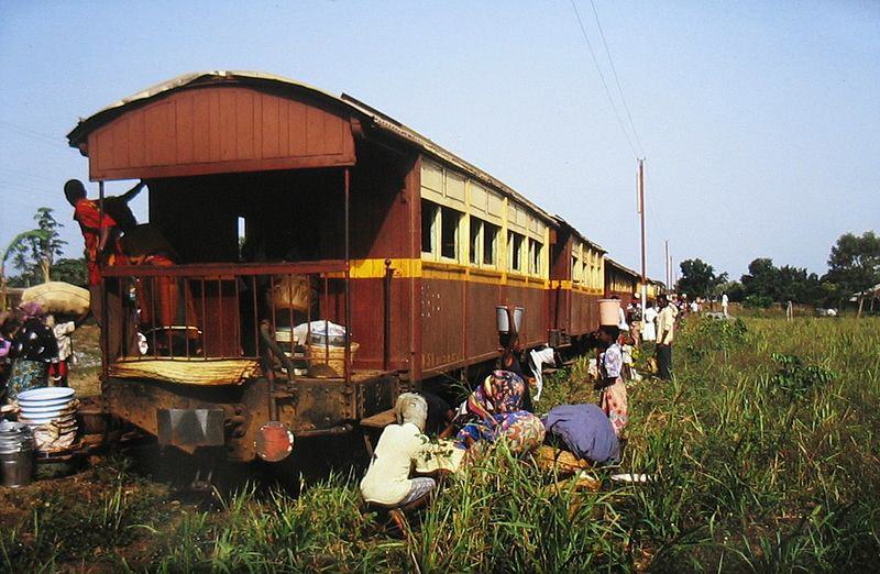 Zug von Lomé nach Kpalimé auf einem Unterwegsbhf.